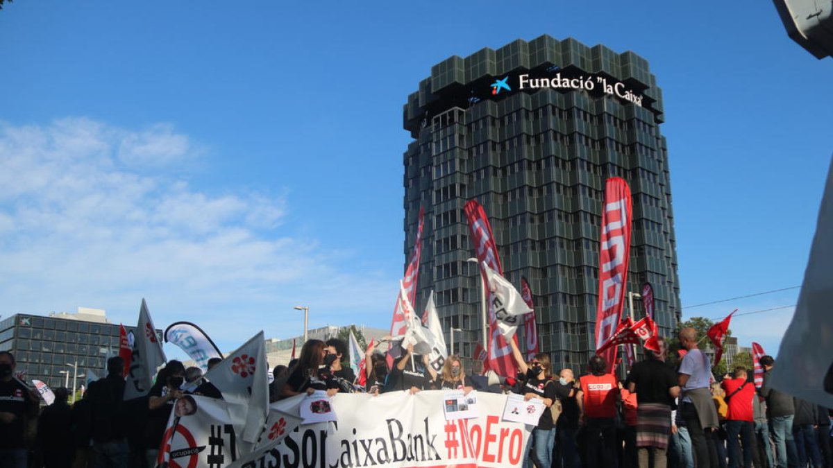 CaixaBank mejora las condiciones del ERE y ahora ofrece prejubilaciones a partir de los 52 años