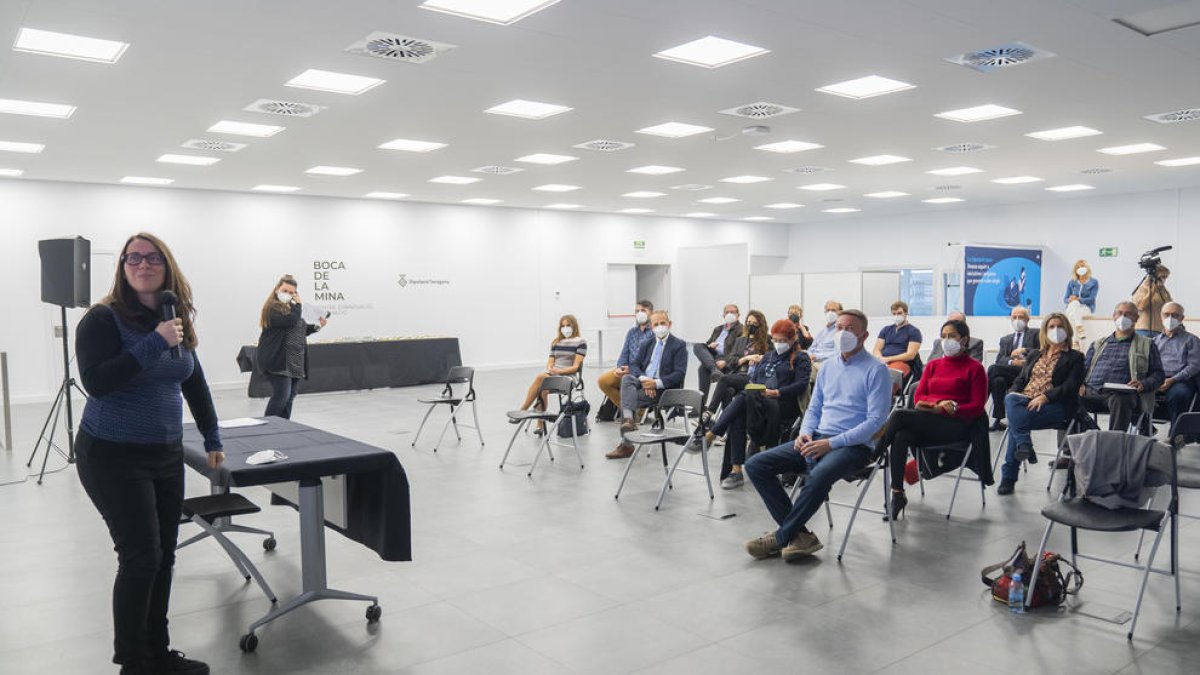 El nou centre de la Boca de la Mina acull el primer 'afterwork' postcovid