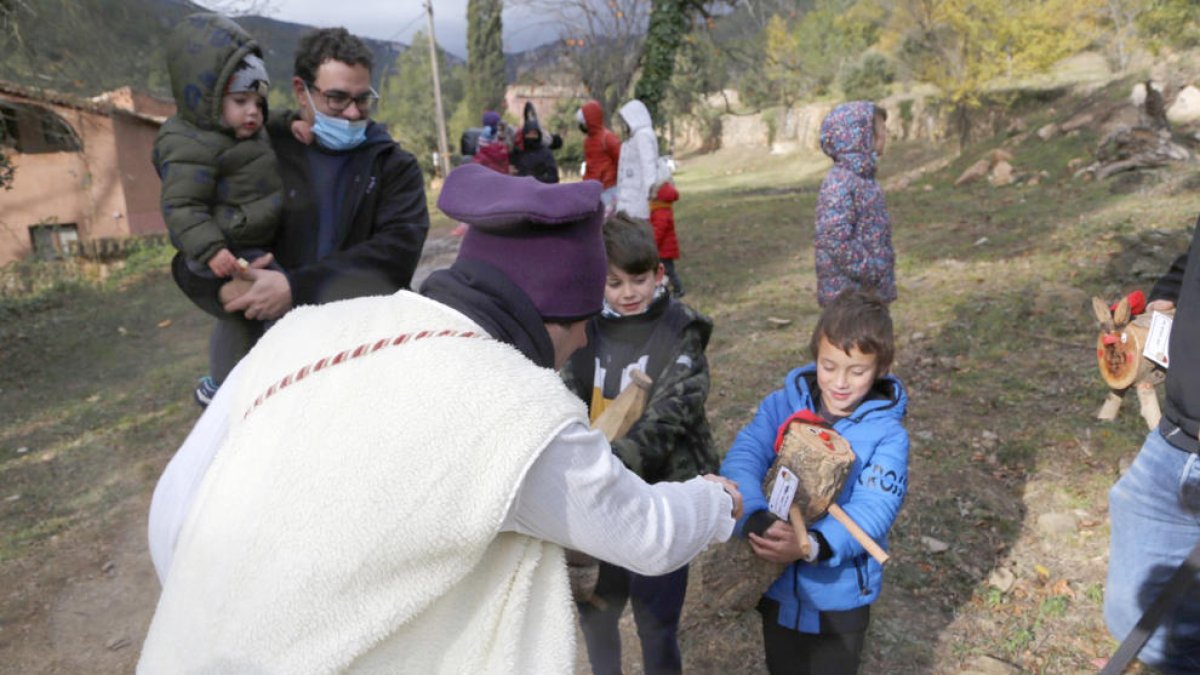 Niños de Alcover han ido a buscar los leños este domingo en el Mas de Forès