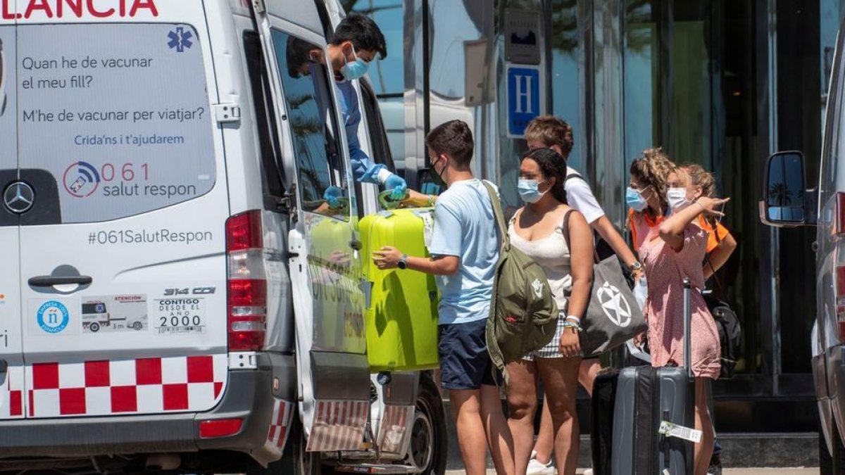 Los brotes en las Baleares por|para los viajes de estudiantes mantienen en cuarentena a más de 4.700 personas