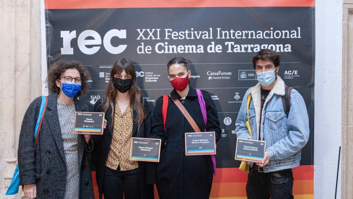 Els directors guardonats mostrant orgullosos el premi.