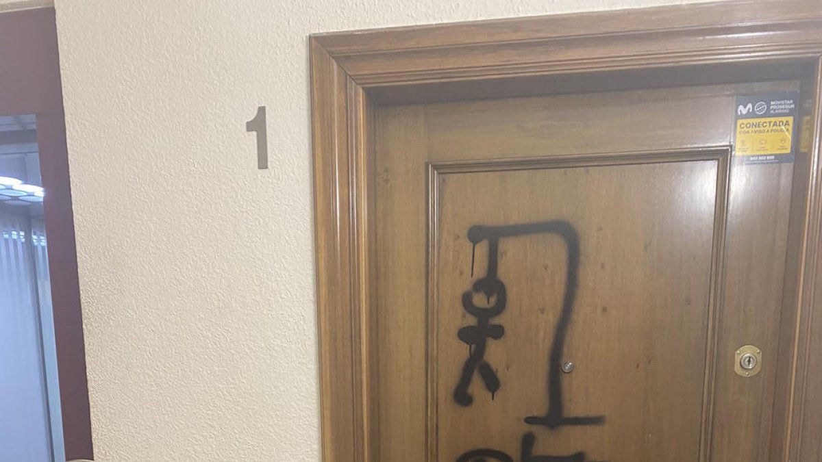 El diputat de Vox al Parlament Toni López denuncia una pintada amb amenaces a la porta de casa seva