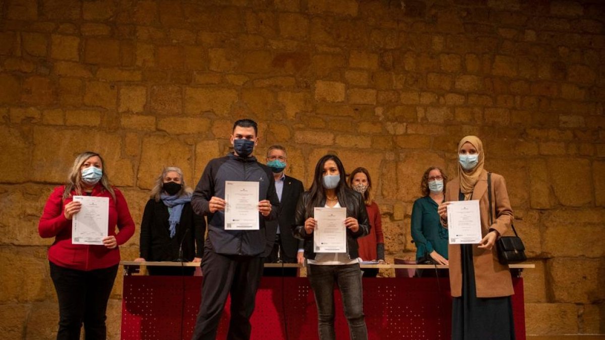 Más de una cincuentena de personas recién llegadas en Tarragona reciben el Certificado de Acogida
