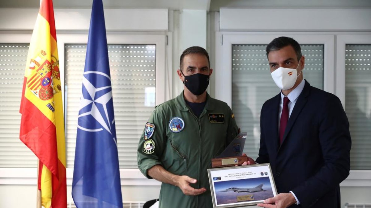 Detienen una rueda de prensa de Sánchez en Lituania para que un caza de la OTAN pueda atender una «alerta real»