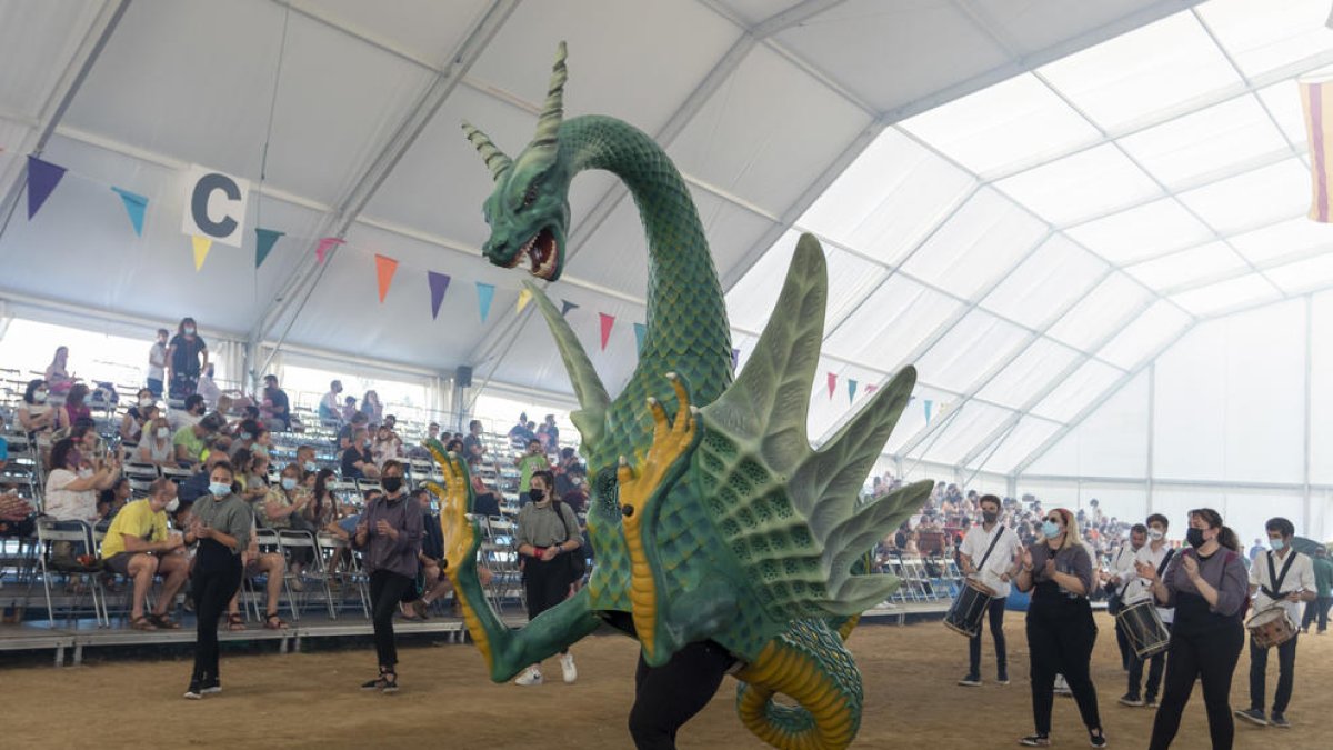 Los grupos festivos de Reus vuelven a la calle como protagonistas de la víspera