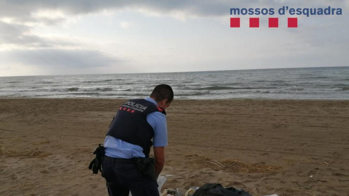 Denunciat un home per abocar escombraries a la Platjola del delta de l'Ebre