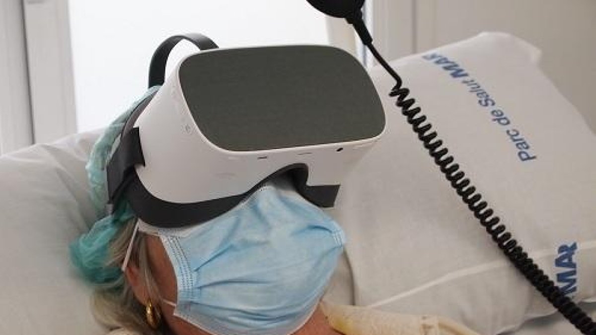 El Hospital del Mar aplica la realidad virtual para reducir el dolor y la ansiedad en los pacientes a las hemodiálisis
