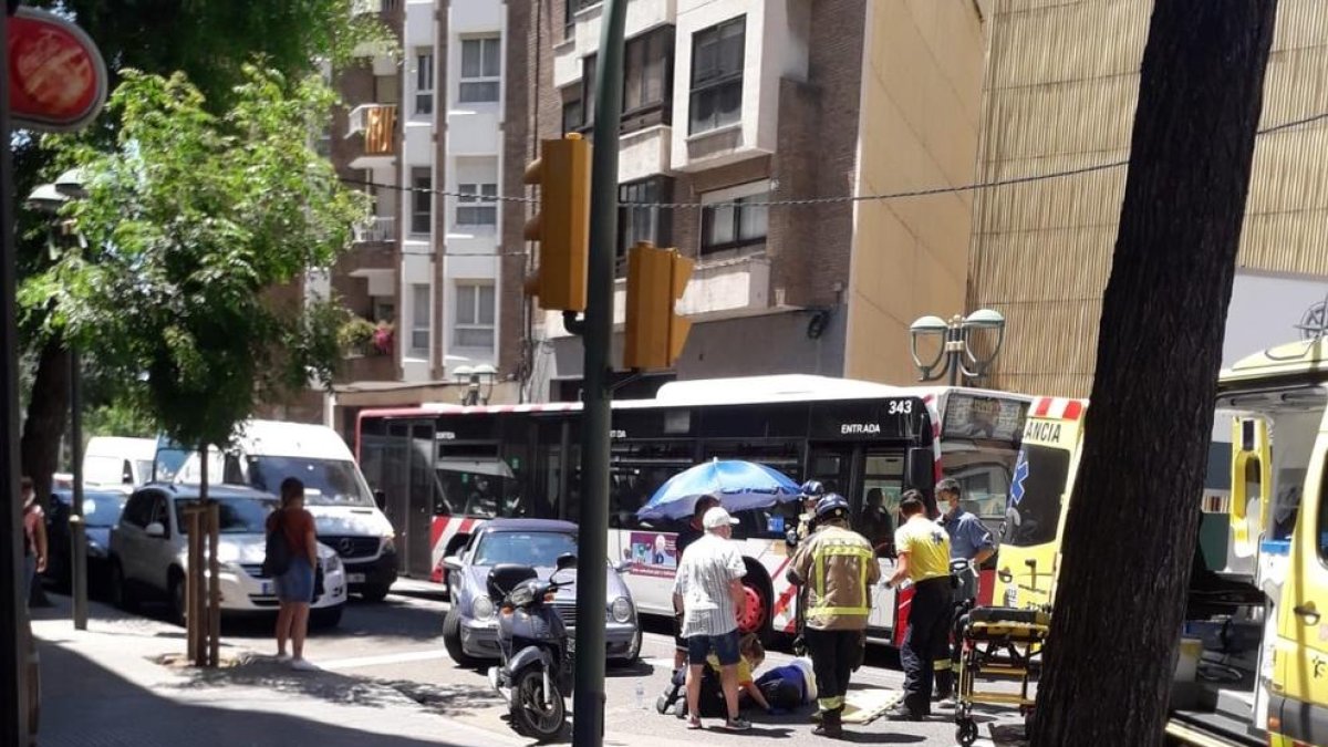 Accidente entre un coche y un ciclomotor en la avenida Pau Casals de Tarragona