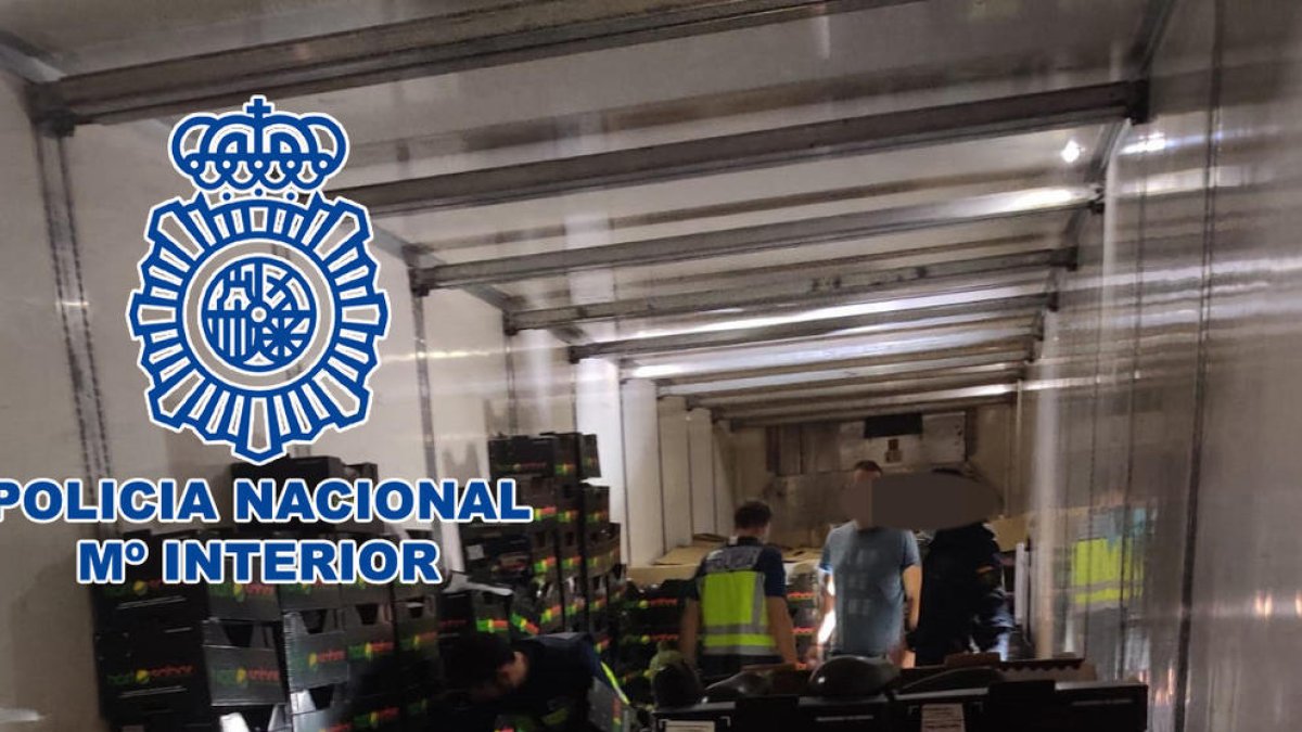 Troben 138 kg de marihuana amagada entre caixes d'albergínies d'un camió, a la Jonquera