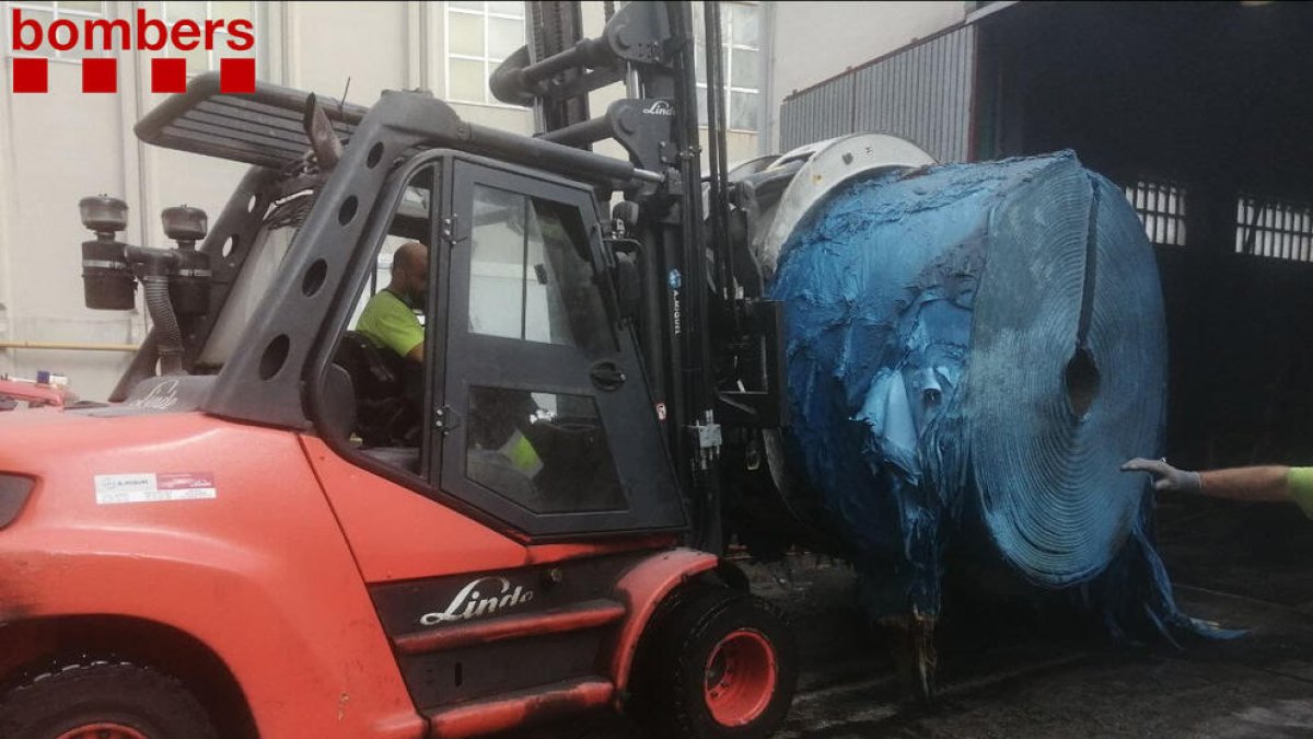 Extingeixen un incendi d'una bobina de plàstic a una indústria de la Riba