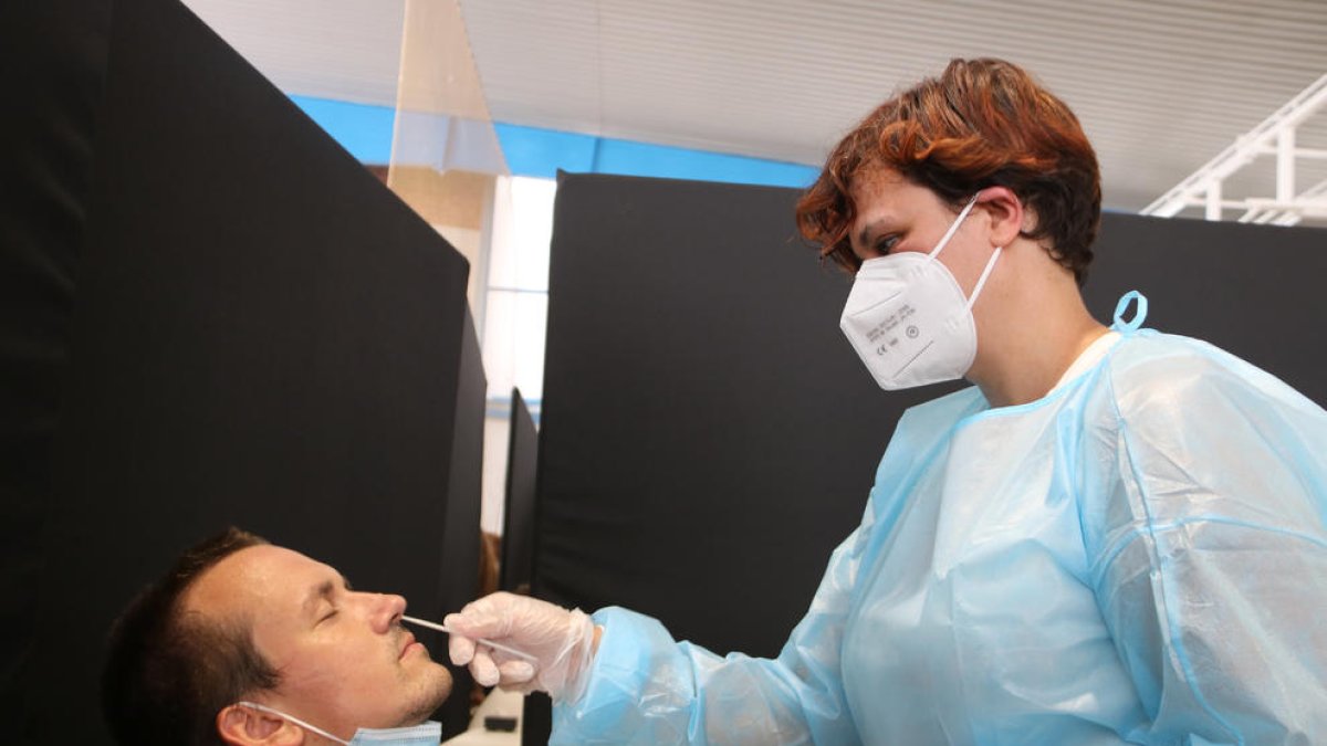 España registra 21.561 nuevos casos de covid-19 y 75 defunciones desde el jueves