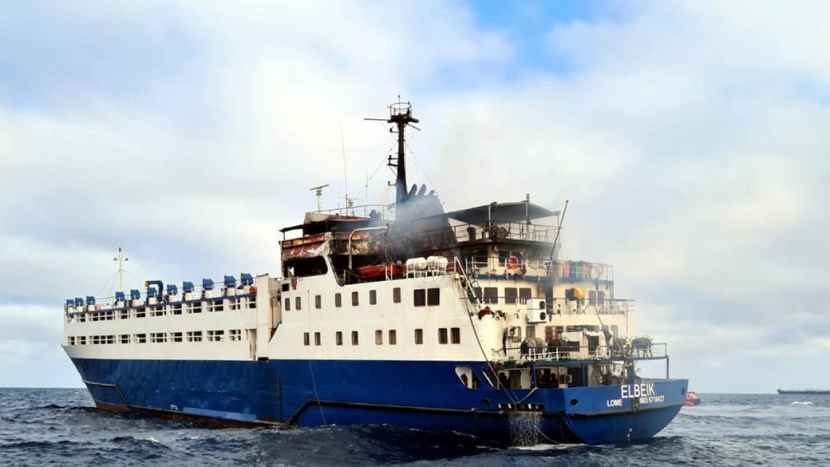 Extingit l'incendi al vaixell de transport de bestiar fondejat al port de Tarragona