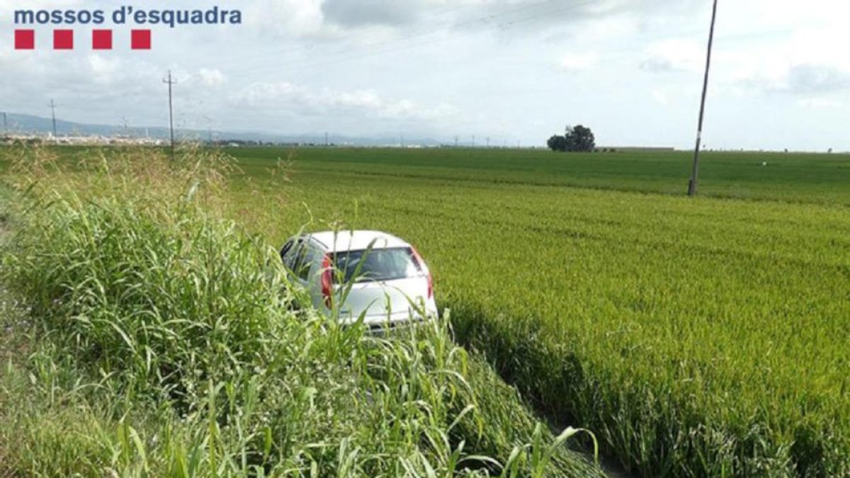 Detenido un ladrón de comercios en Deltebre después de tener un accidente con un coche robado