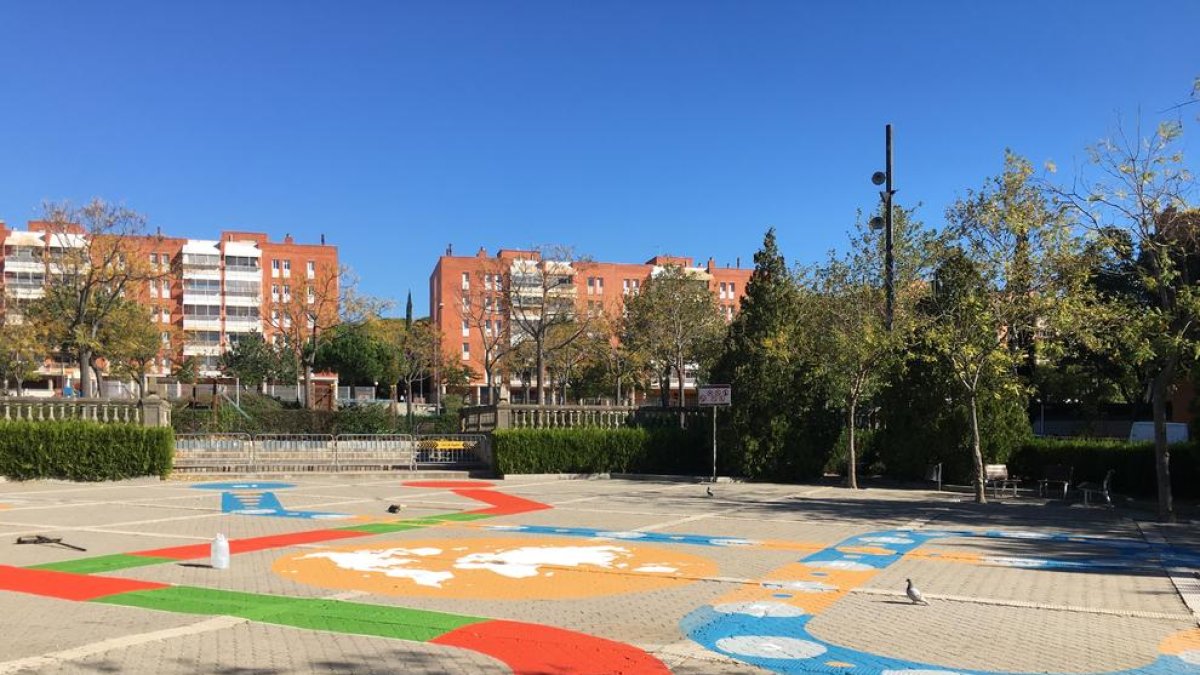 S'incorpora una zona de jocs infantils pintada a terra al Barri Gaudí de Reus