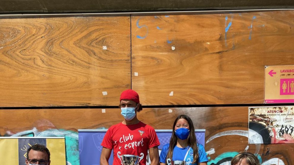 Gairebé 200 nedadors participen en la Travessia de les cinc platges