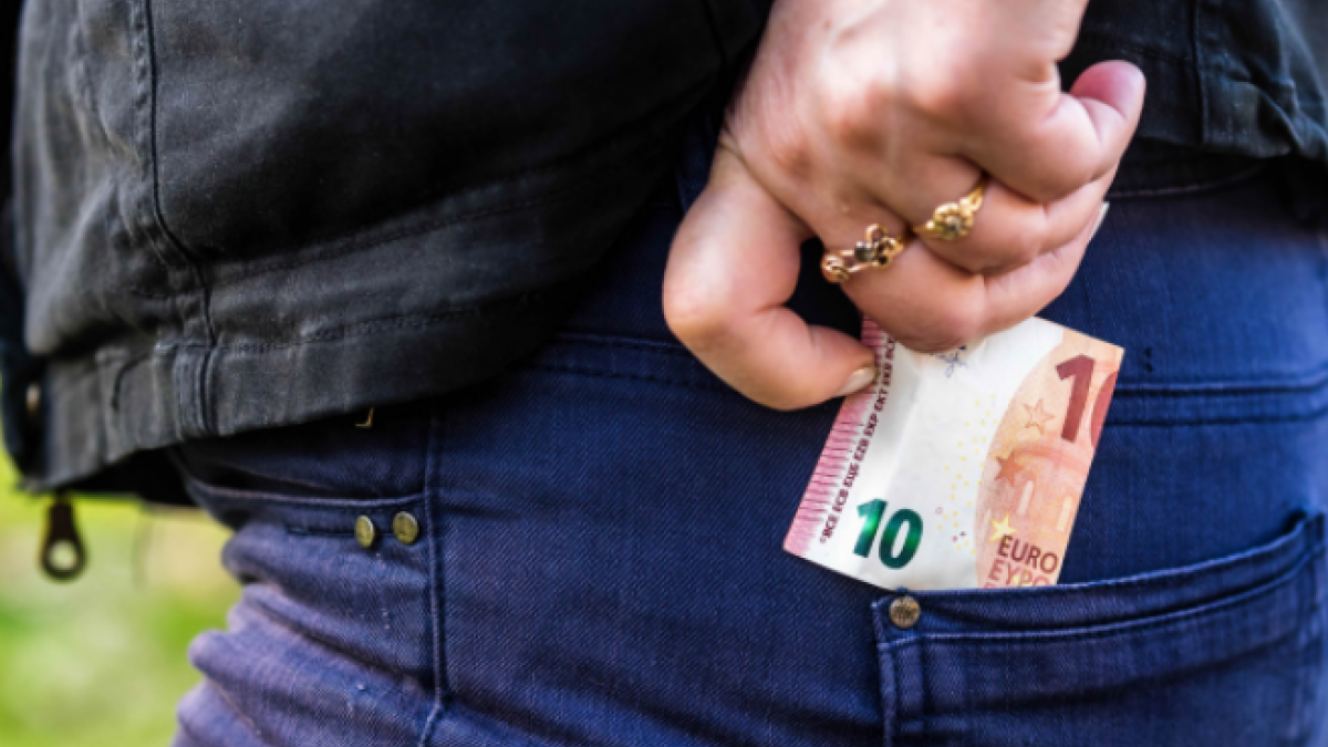 Qué multa te puedes recibir si encuentras dinero en la calle y te lo quedas