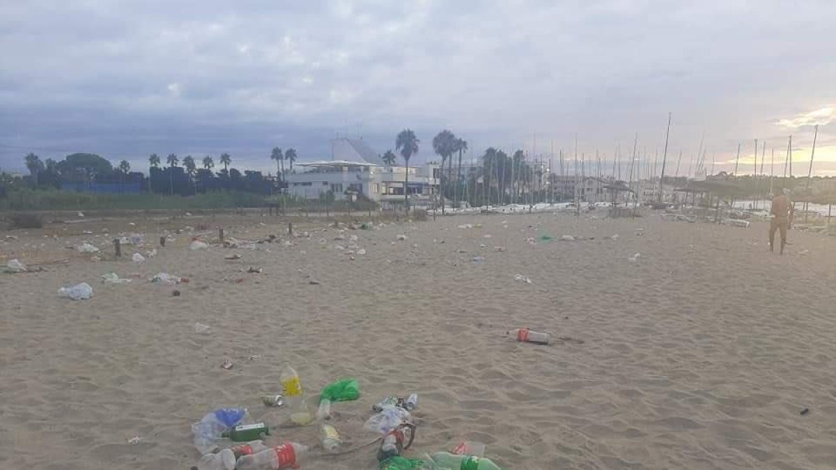 La zona de nidificación de senderos en Tamarit, lleno de basura|maleza y restos de un 'macrobotellón'