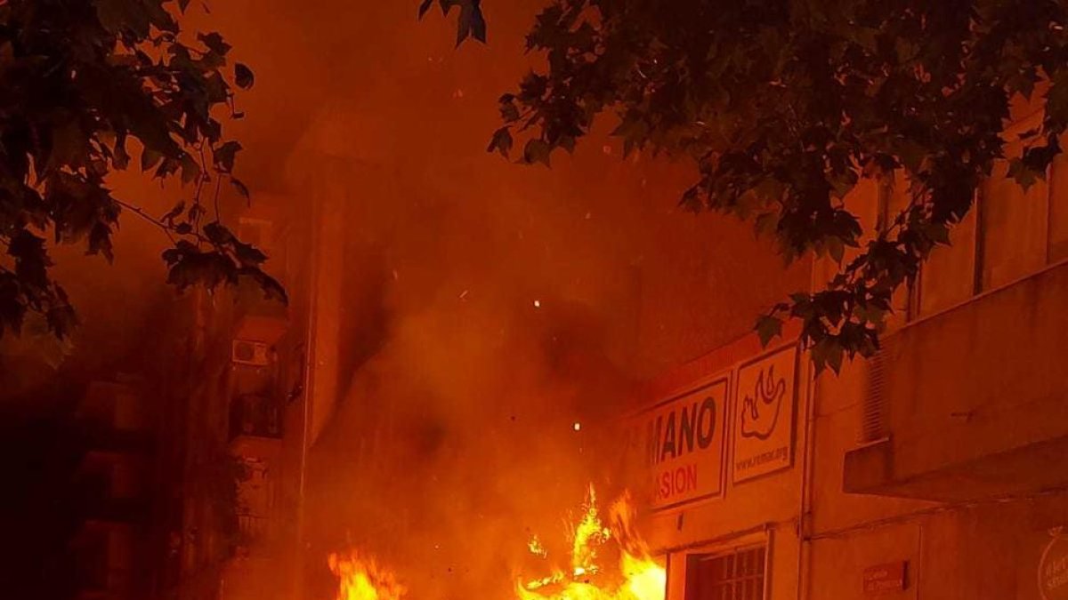 Quema completamente una isla de contenedores en la calle Peñíscola de Reus