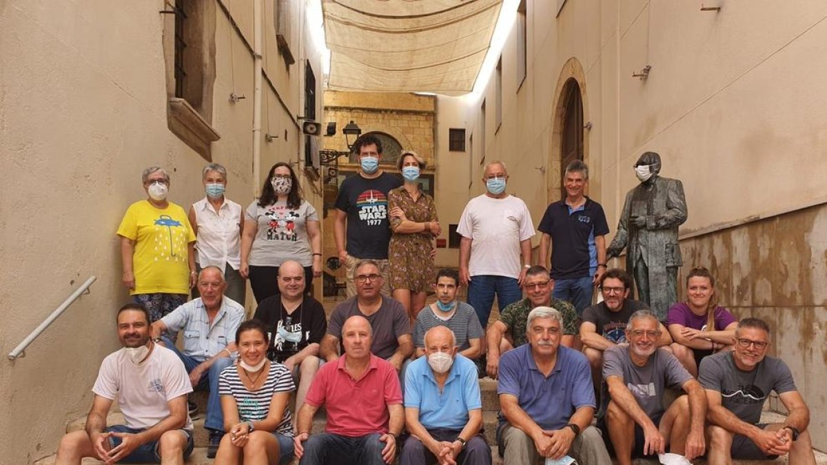 La colocación del toldo en el Portal del Carro inicia la previa de Sant Magí a Tarragona