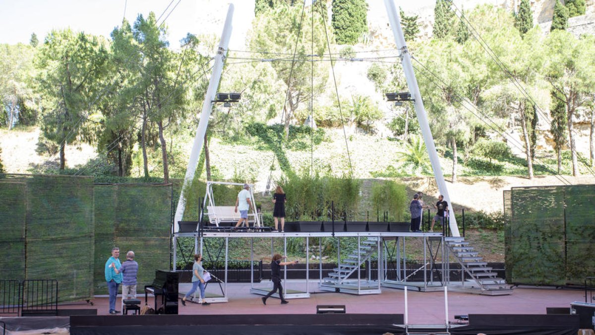 La ópera 'Rigoletto', de producción local, calienta motores en el Campo de Marte de Tarragona