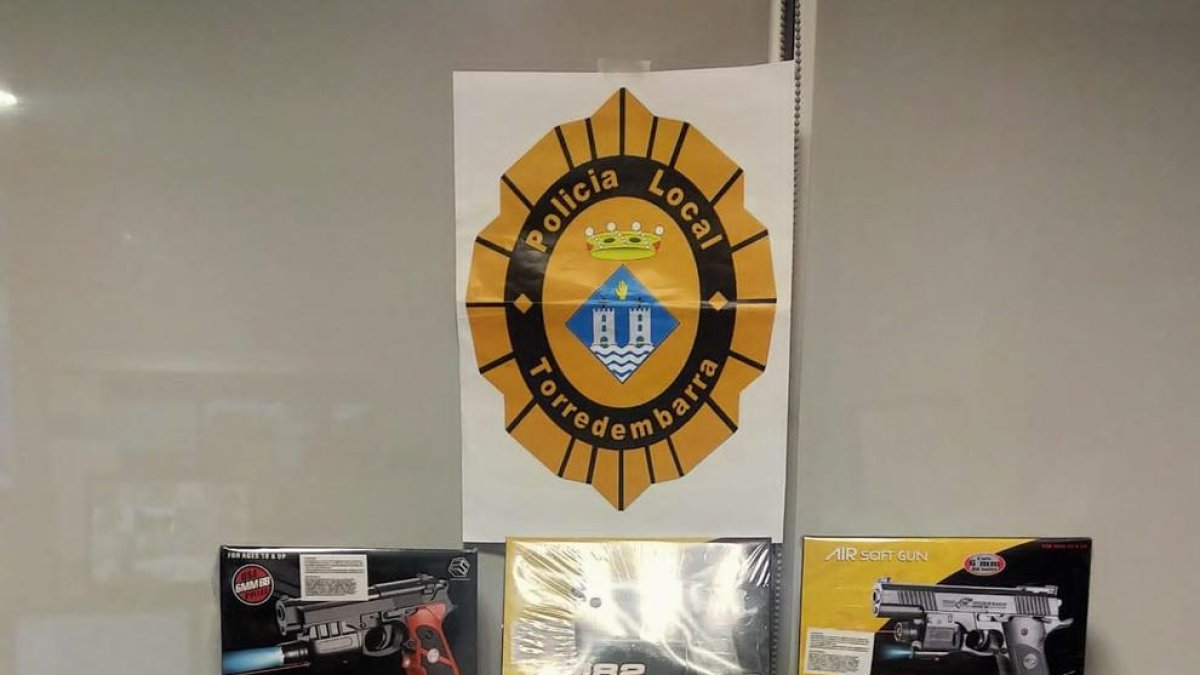 La Policía Local de Torredembarra decomisa armas prohibidas a menores que habían obtenido en la feria