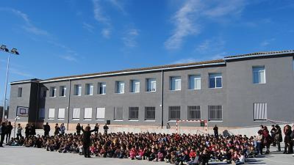 Salud hace un cribado a los alumnos no confinados de la escuela Marcel·lí Domingo de Roquetes este miércoles