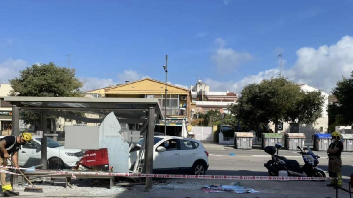 Una persona ferida feria en estampar-se un cotxe contra una parada d'autobús a Segur de Calafell