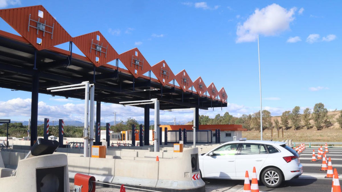 Crònica visual de la demolició dels peatges de les autopistes del Camp de Tarragona