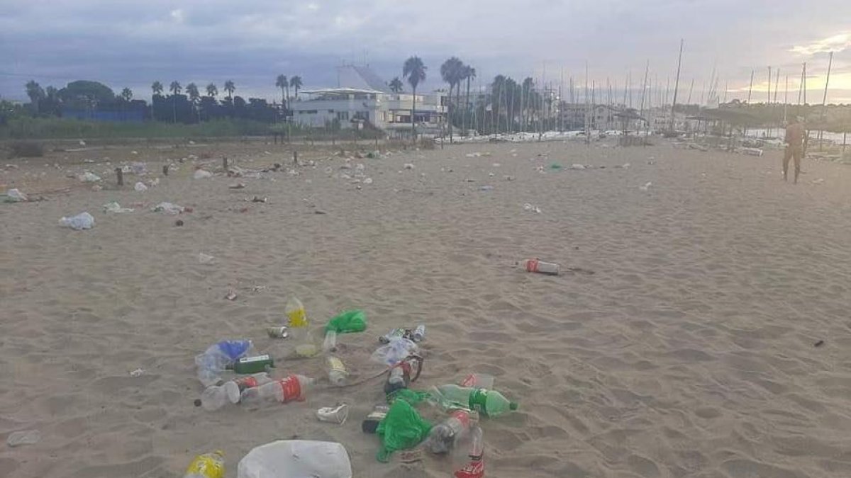 L'Ajuntament de Tarragona rebutja els efectes del macrobotellot del passat dissabte a la platja del Vinyet