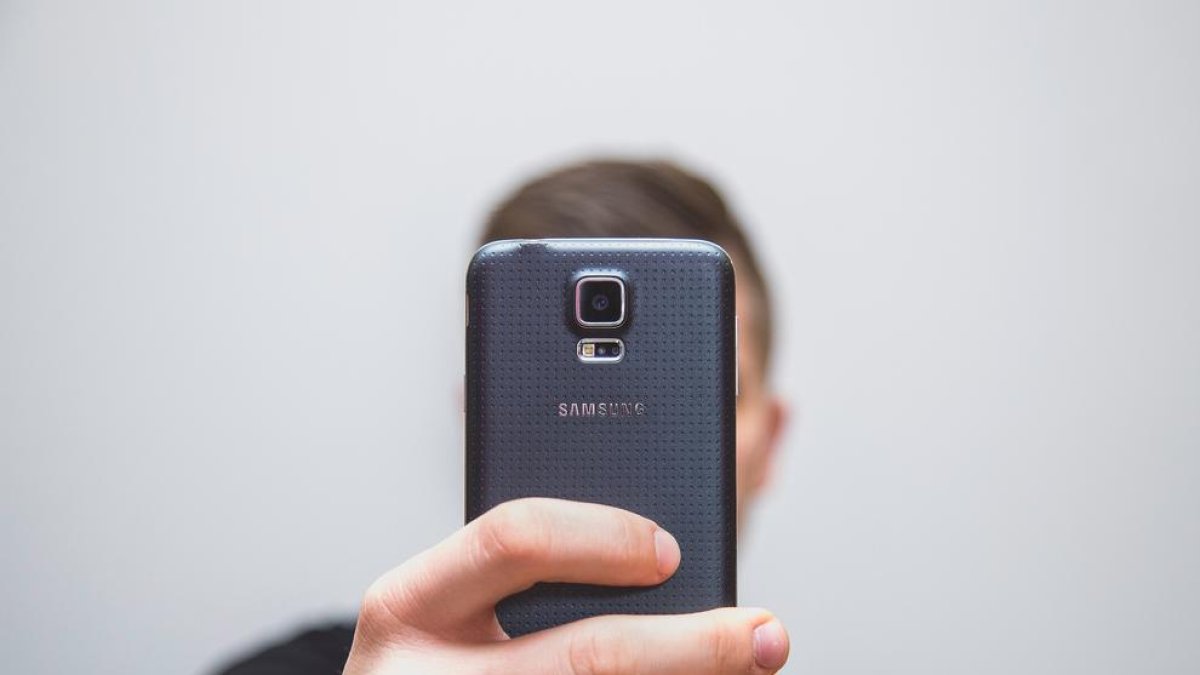 Cuatro años y 9 meses de prisión para grabar|gravar a la hijastra desnuda en la ducha