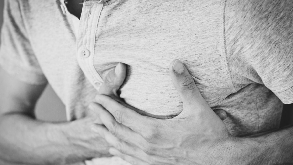 Un hombre con dolor en el pecho descubre que tenía cemento enganchado al corazón