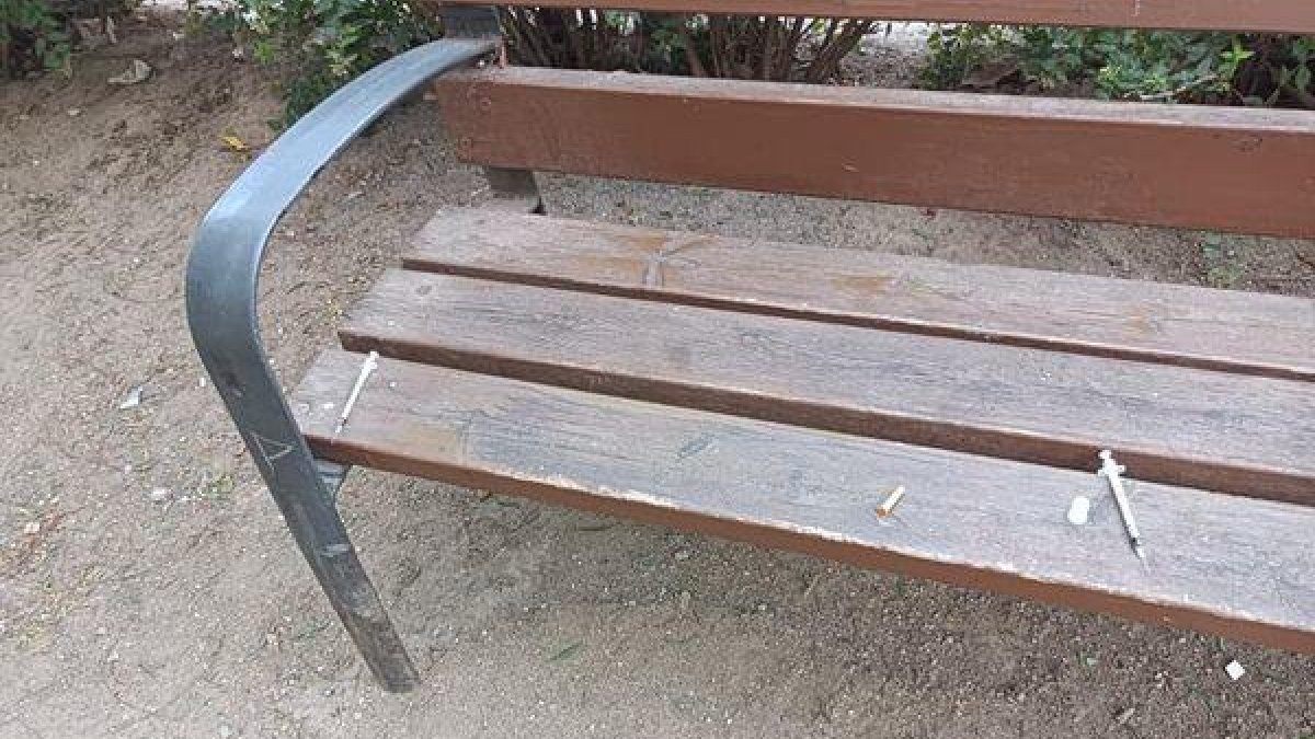 Denuncian la presencia de jeringas delante de una escuela en el barrio del Pilar de Tarragona