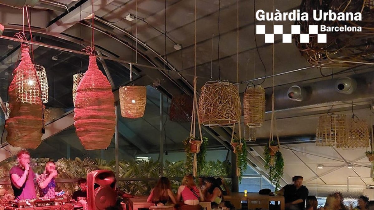 La Guardia Urbana interviene una fiesta ilegal en la Barceloneta organizada por redes sociales y desaloja a 42 personas