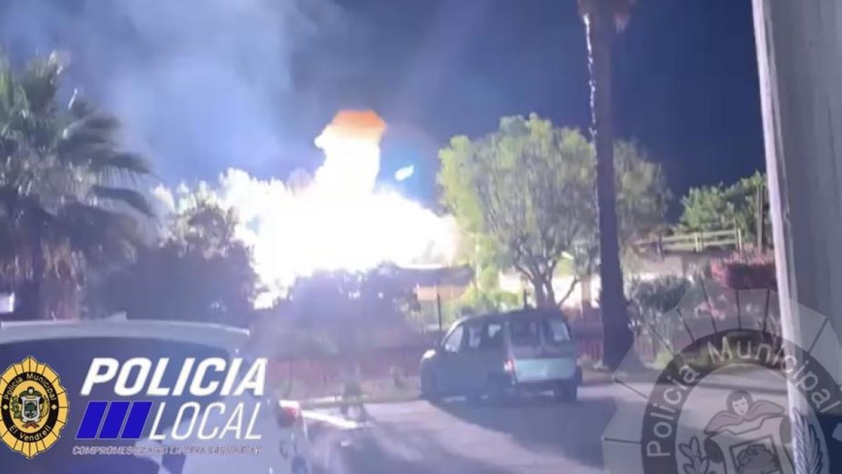 Un incendi als marges de les vies del tren crema una catenària al Vendrell