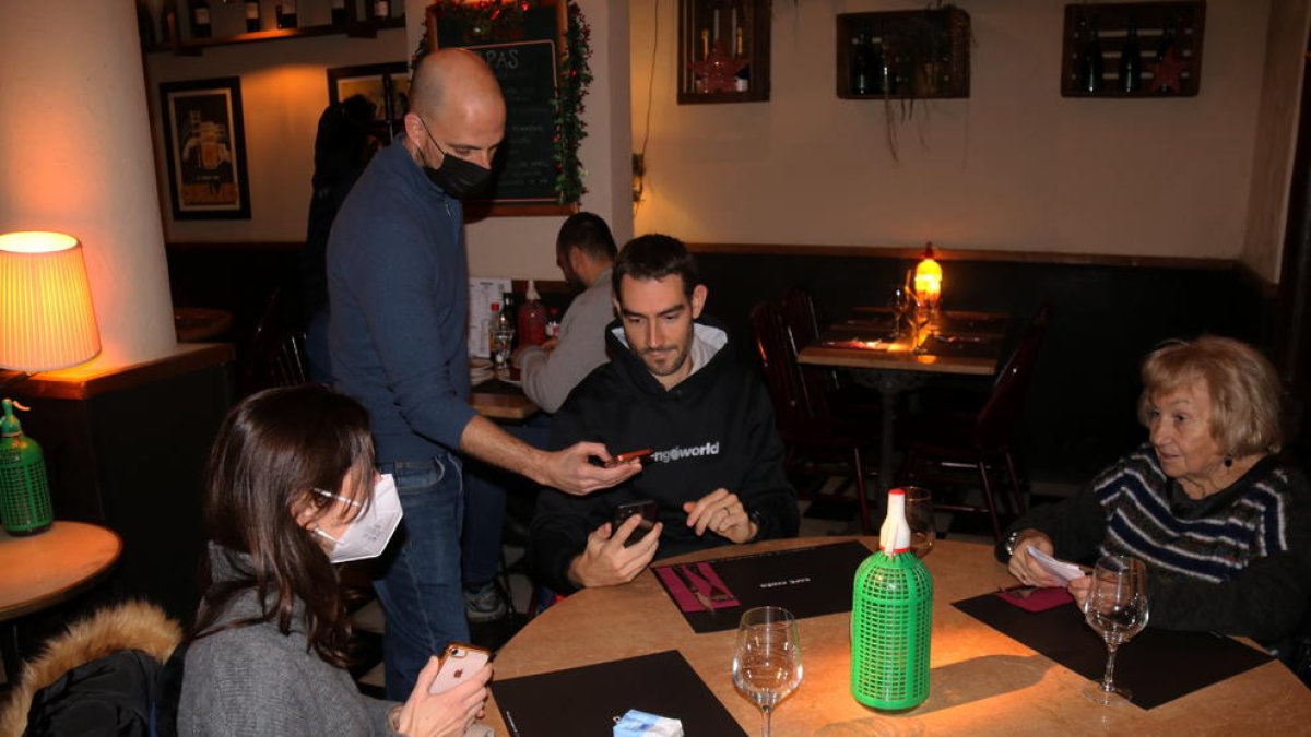 El pasaporte covid será obligatorio en el ocio nocturno, restauración, gimnasioos y residencias hasta el 23 de diciembre