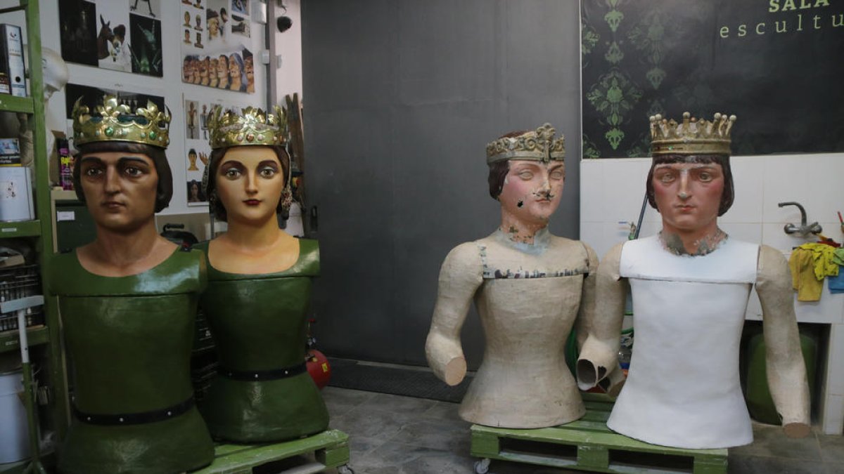 Restauren els Gegants Reis de Vimbodí i Poblet utilitzant com a model la parella «germana» dels Gegants Reis de Falset