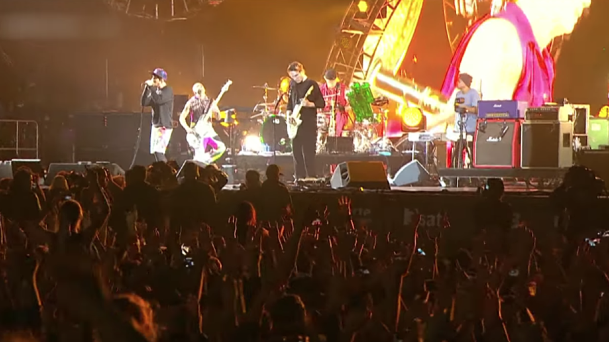 Compra entrades per anar a veure els Red Hot Chili Peppers i acaba en un concert de gaiters