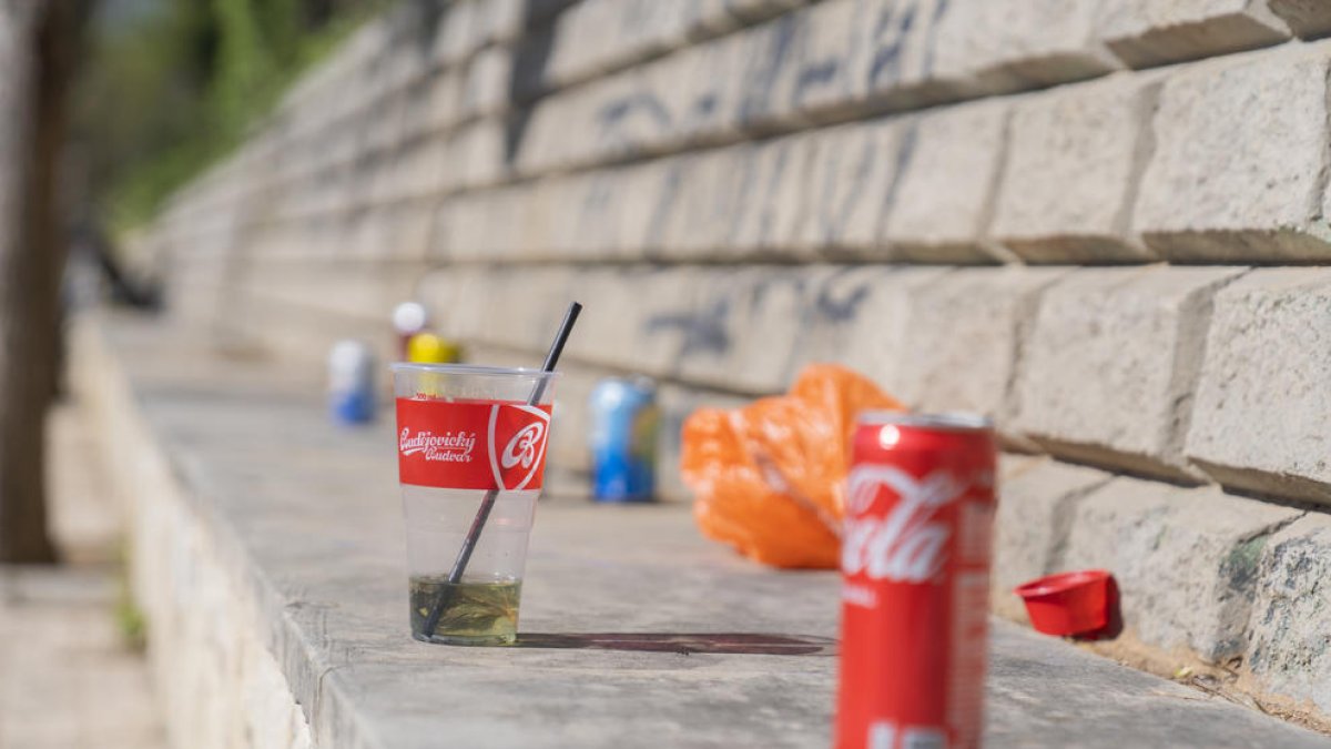 Denuncian la presencia de restos de botellones en la playa de la Arrabassada