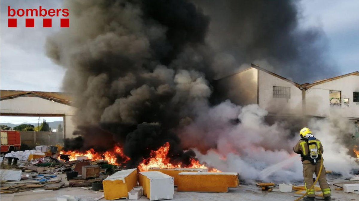 Cuatro dotaciones de Bomberos trabajan en un incendio de escombros y basura|maleza en Reus