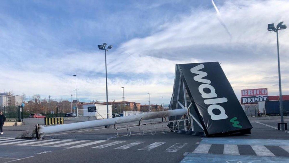 El vent fa caure el tòtem publicitari del Wala a Tarragona
