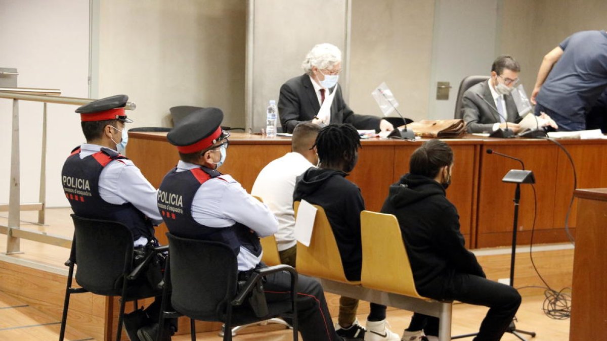 9 años de prisión para los tres chicos acusados de apuñalar a un joven y golpear al hermano durante una pelea en Balaguer