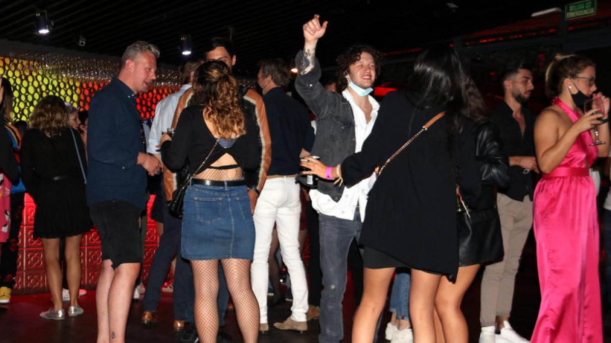 Sin mascarillas en la pista de baile: «No podemos estar encima de cada cliente»
