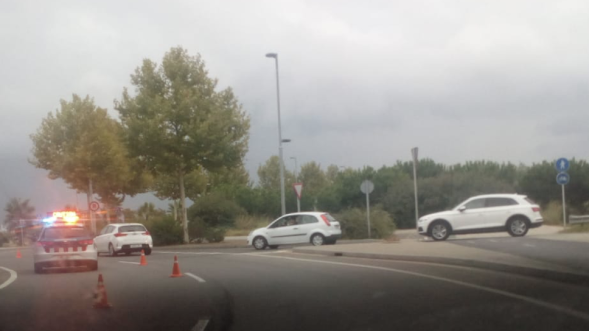 Trasladan al hospital a una motorista que ha chocado contra un coche en Vila-seca