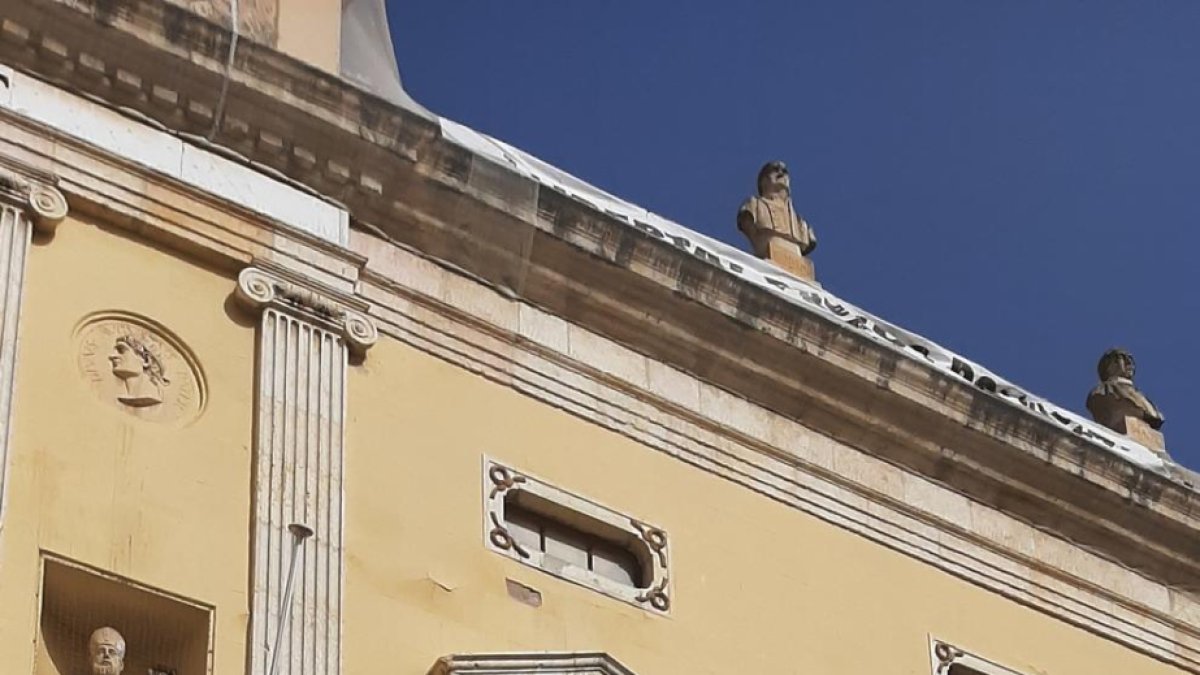 El Ayuntamiento de Tarragona inicia la intervención en la fachada municipal para evitar desprendimientos