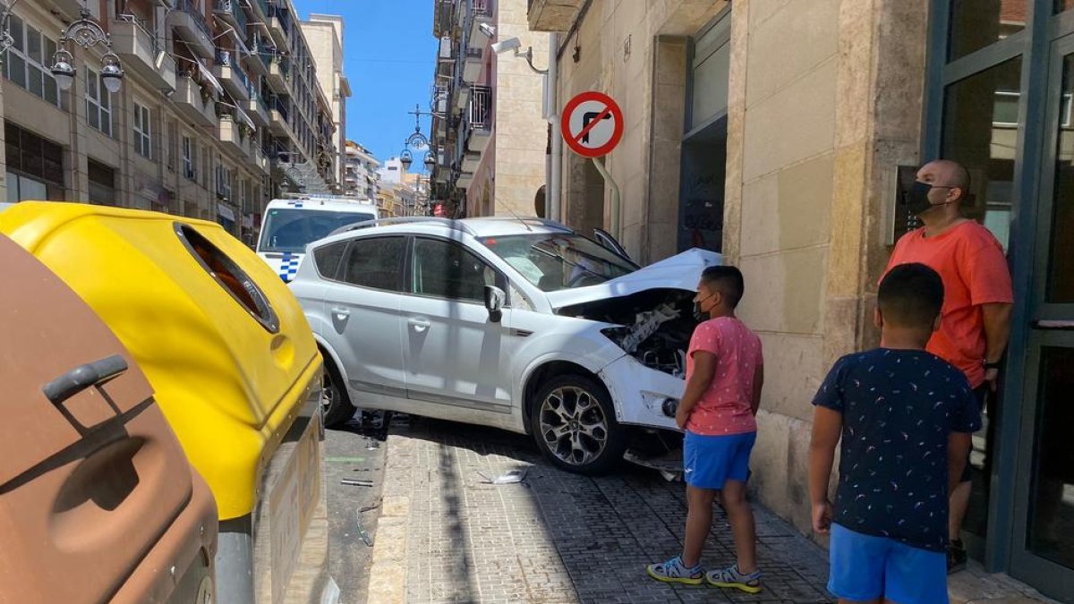 Un turisme topa contra uns baixos  després d'intentar esquivar un patinet elèctric