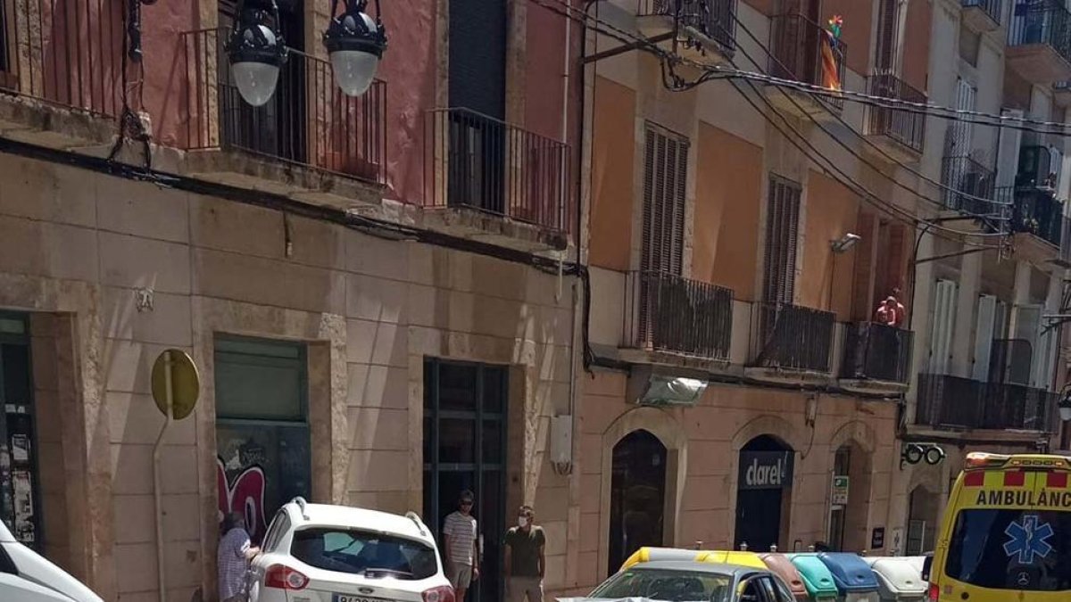 Un turismo se estampa contra unos bajos en la calle Apodaca de Tarragona
