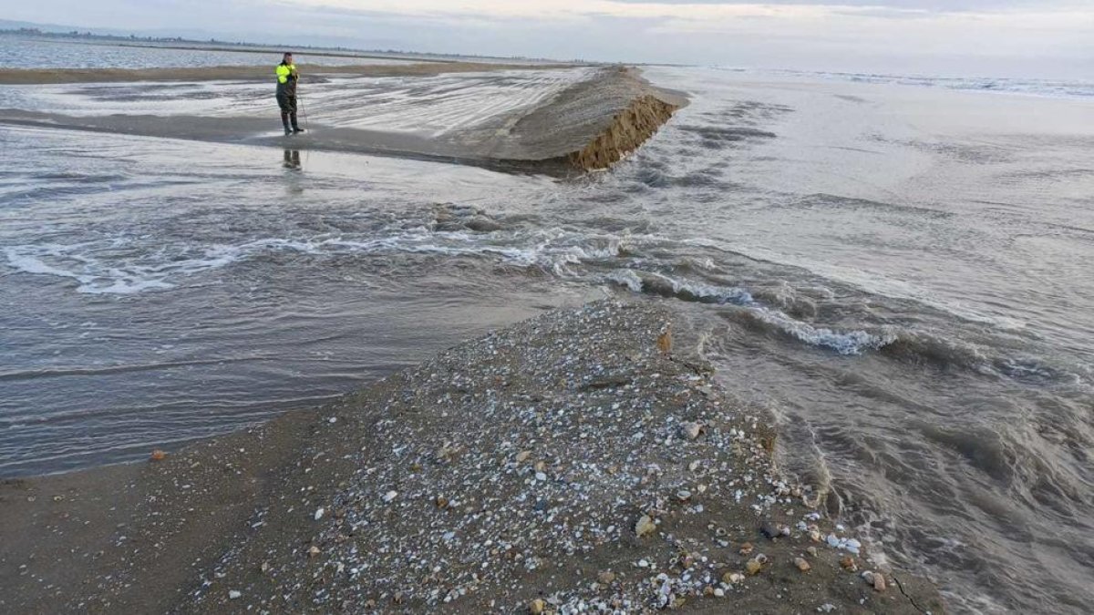 El temporal torna a deixar aïllades les Salines de la Trinitat del Delta de l'Ebre