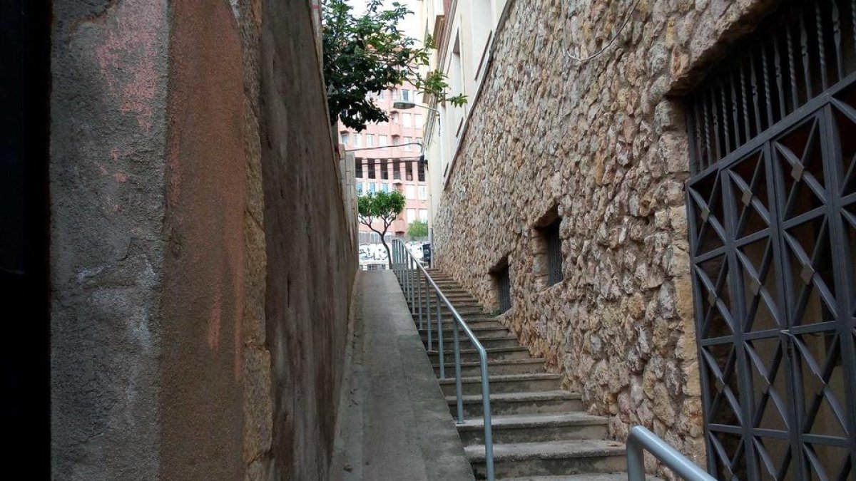 L'Ajuntament de Tarragona instal·la una barana al passatge del Sol