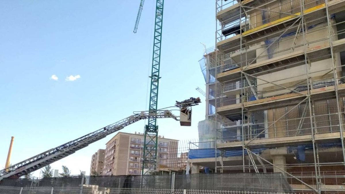 Los bomberos rescatan a un obrero que se había hecho daño y no podía bajar del andamio