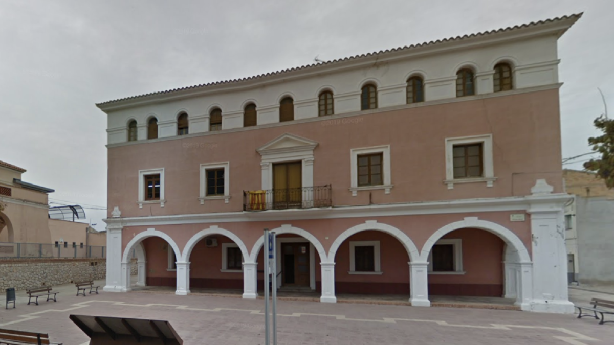 Calen foc a la porta de l'Ajuntament del Pinell de Brai